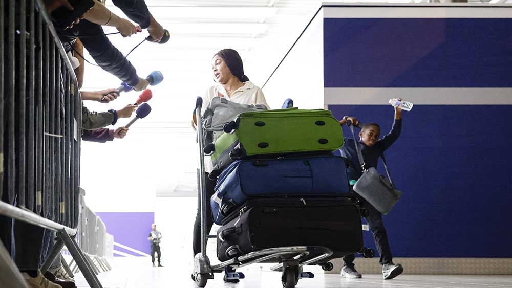 Ein Evakuierungsflug aus dem Niger ist in Paris gelandet