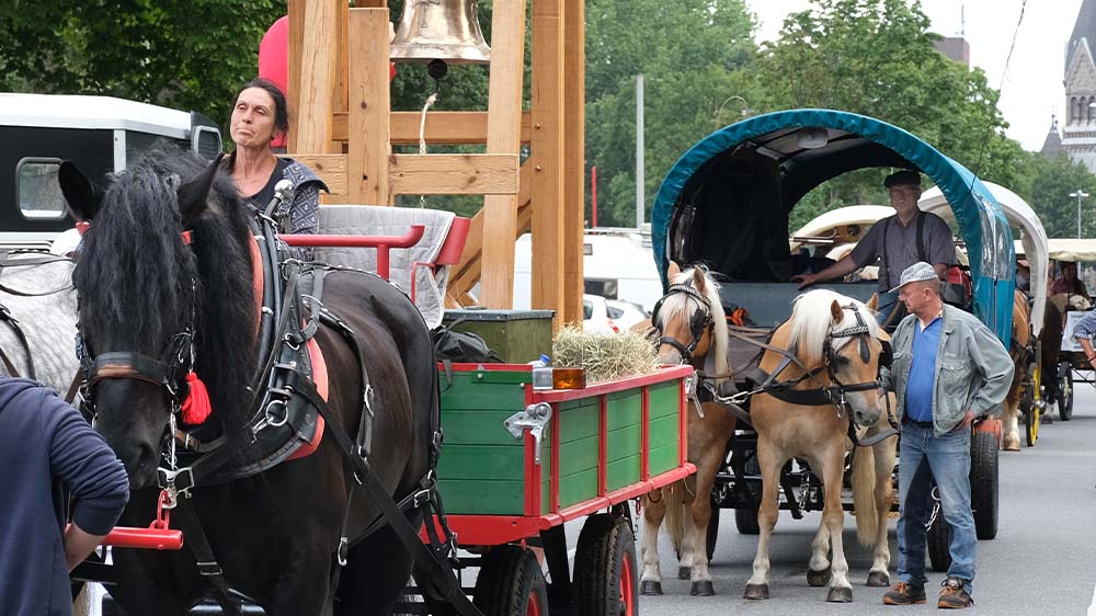 Der süddeutsche Friedenstreck diente als Vorbereitung auf die Pferdereise 2025 nach Jerusalem in Erinnerung an das Ende des Zweiten Weltkriegs vor 80 Jahren (Foto vom Pferdetreck in Hamburg 2020)