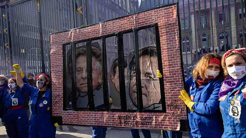 Diese Frauen wollen bei einer Demonstration in Paris Roman Polanski hinter Gittern sehen