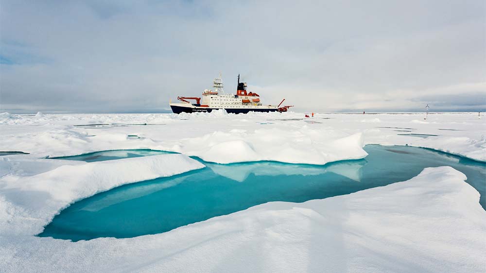 Das Forschungsschiff Polarstern auf Eisstation