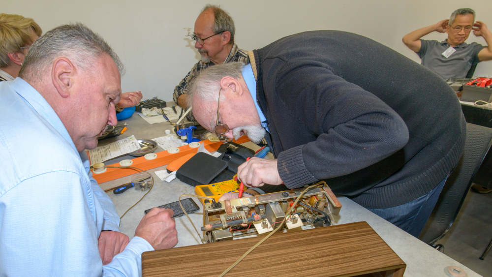 Das ehrenamtliches Team des Repair-Cafes in Wendlingen am Neckar beim Reparieren eines alten Radios