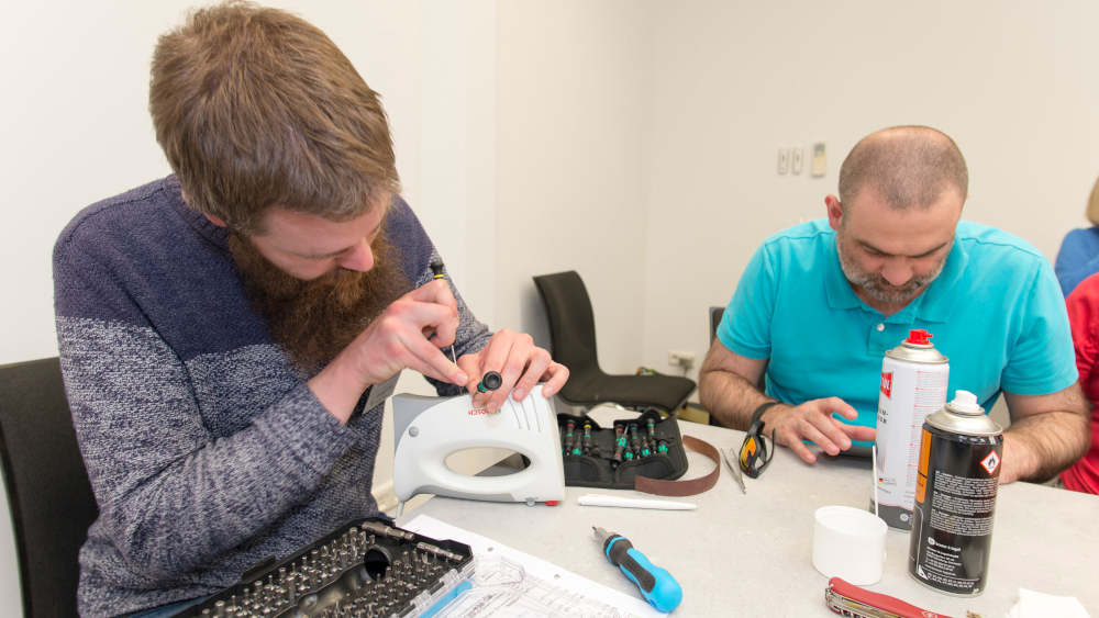 Technikbegeisterte Tüftler bringen im Repair-Cafes Wendlingen alte Geräte meist wieder zum Laufen
