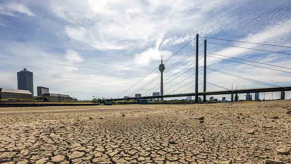Das Wasser-Problem ist alles andere als weit weg, wie der ausgetrocknete Rhein in Düsseldorf im Sommer 2018 zeigt