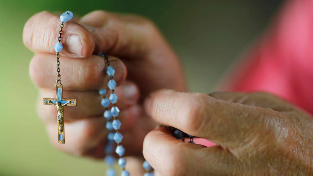 Der Rosenkranz besteht aus 100 Knoten oder Perlen