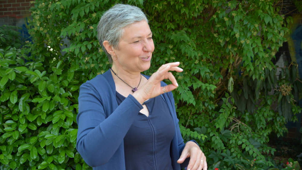 Sabine Fries ist Professorin für Gehörlosenstudien, Theologin, Mutter von drei Kindern – und selbst gehörlos