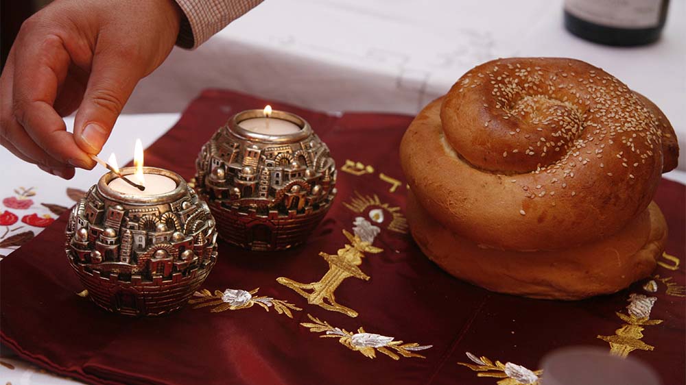 Sollten bekenntniszugehörige Schüler an jüdischen Feiertagen und am Ruhetag Schabbat auch ohne Antrag freibekommen? Darüber wird in NRW diskutiert