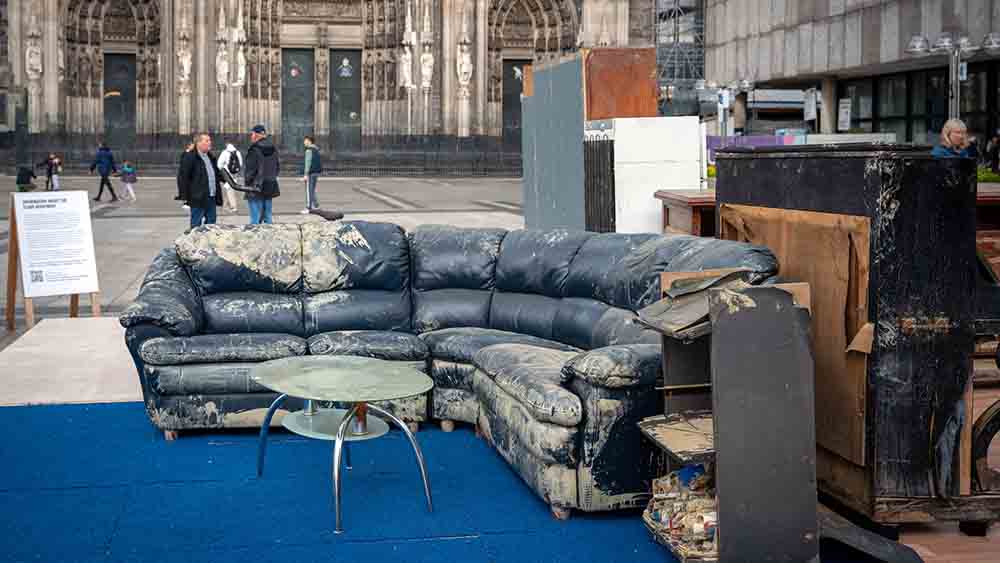 Image - Greenpeace demonstriert mit Schlamm-Wohnung vor Kölner Dom