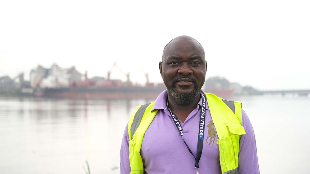 Jeden Morgen macht sich Amadou Njikam auf zu den Frachtschiffen, die im Hafen von Kamerun ankern, dem Hafen von Douala