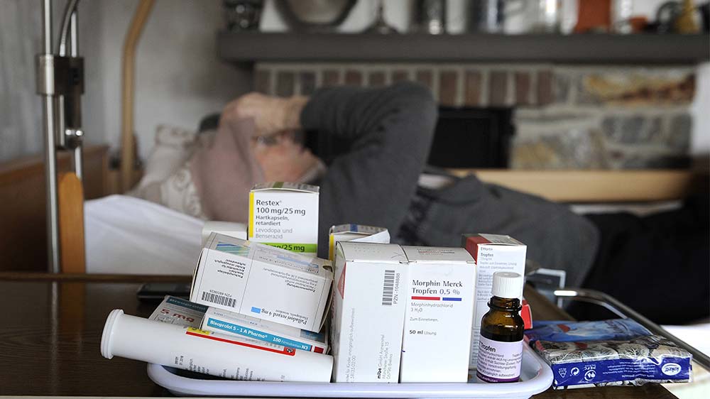 Laut Betäubungsmittelgesetz seien Ärzte nicht berechtigt, ihren Patienten Betäubungsmittel zur freien Verfügung überlassen