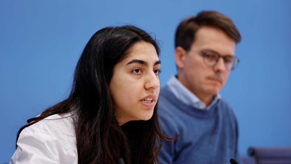 Die Preisträgerin Sultana Sediqi flüchtete als Kind mit ihrer Familie aus Afghanistan nach Deutschland. 2021 gründete sie die Initiative «Jugendliche ohne Grenzen» in Thüringen und ist stellvertretende Vorsitzende des Vereins MigraFem