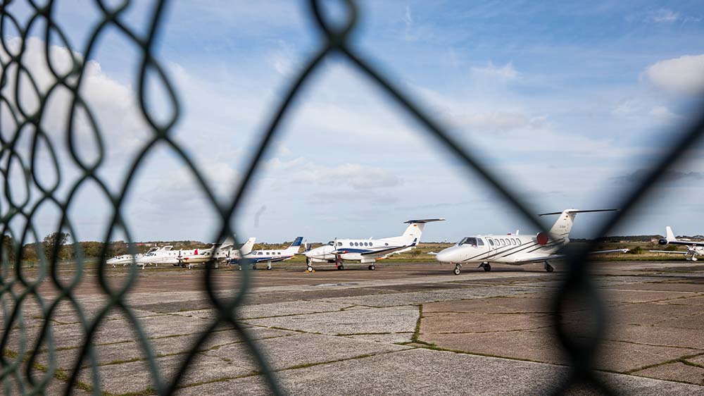 Image - Klimaaktivisten blockieren Flughafen auf Sylt
