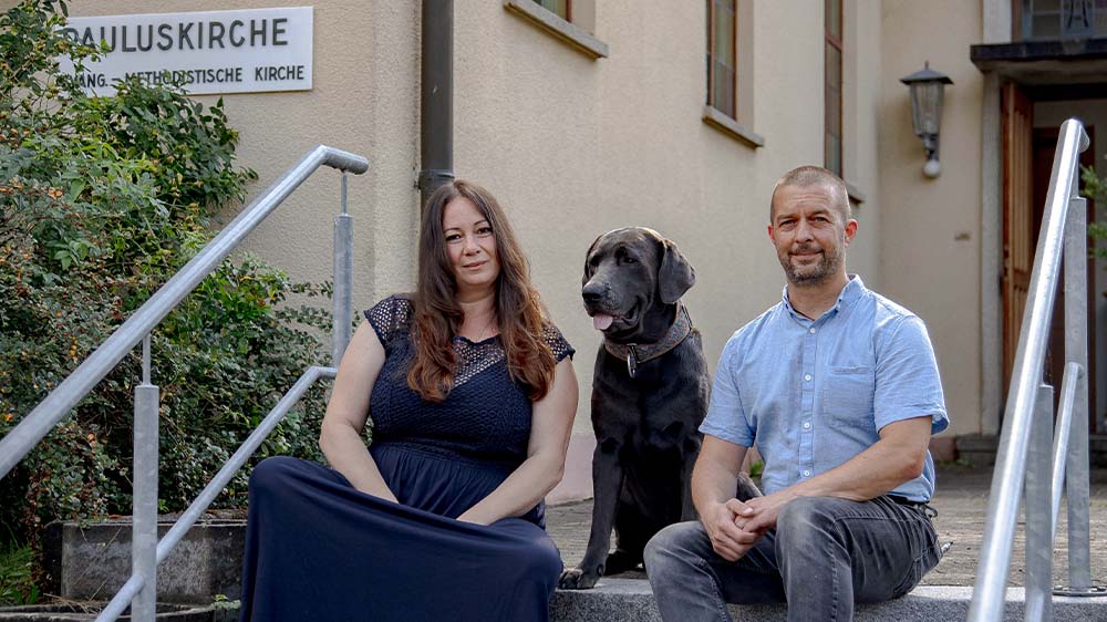 Ellen Weinmann und Florian Duesterwald sind Betreiber der ersten Tierbestattungskirche Deutschlands in Albstadt-Pfeffingen