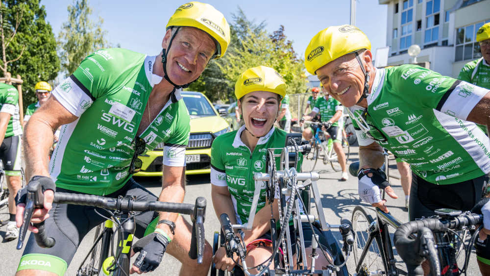 2022 bei der drei tägigen Benefiz-Radveranstaltung "Tour der Hoffnung" zugunsten krebskranker Kinder: Klaus-Peter Thaler (re.), ehemaliger deutscher Radrennfahrer und Radsport-Bundestrainer; Kristina Vogel, die ehemalige deutsche Bahnradsportlerin und zweifache Olympiasiegerin im e-Rolli und Boxlegende Henry Maske (li.)