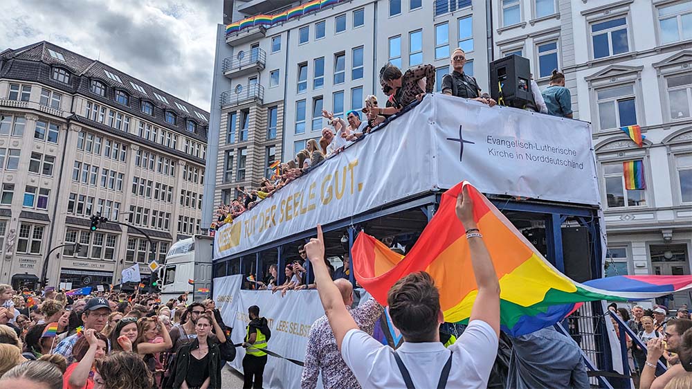 Gute Stimmung auf dem Truck der Nordkirche auf dem CSD in Hamburg