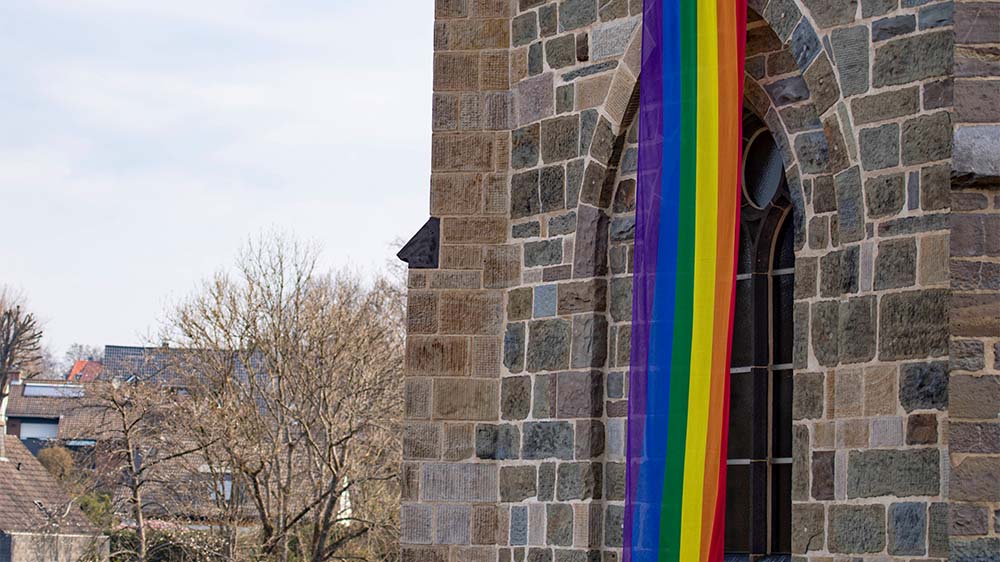 Ein Mettmanner Pfarrer hatte Homosexuelle im Gottesdienst gesegnet, was nicht ohne Konsequenzen blieb