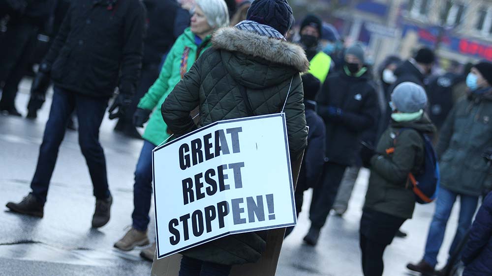 Demonstration von Kritikern der Corona-Maßnahmen in Barmbek. Während Corona haben sich viele Menschen in Verschwörungserzählungen geflüchtet (Archivbild)