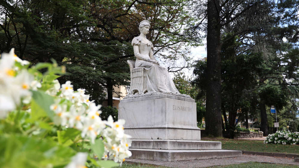 in Sommertag in Meran, Merano, hier der Blick auf die Statue Sisi ,Elisabeth von Österreich,