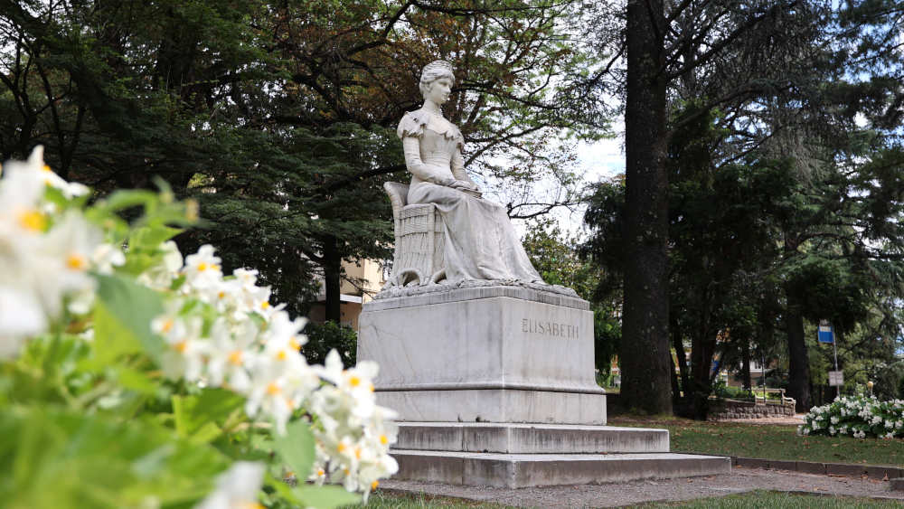 in Sommertag in Meran, Merano, hier der Blick auf die Statue Sisi ,Elisabeth von Österreich, 