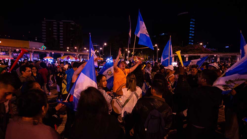 Auf den Straßen jubeln die Anhänger von Bernardo Arévalo