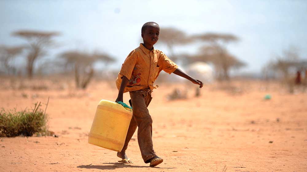 Dieser Junge aus Somalia muss Trinkwasser in einem Kanister holen (Symbolbild)