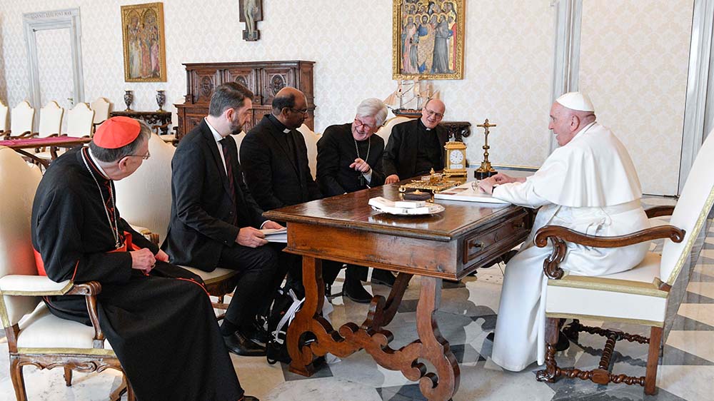 Papst Franziskus empfaengt eine Delegation des Oekumenischen Rates der Kirchen (OeRK) mit Heinrich Bedford-Strohm (4.v.li.) und Jerry Pillay (3.v.li.) am 23.03.2023 im Vatikan