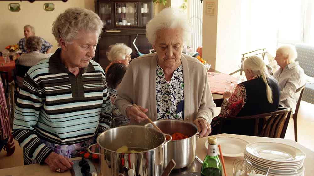 Alte Menschen können in Wohngruppen zusammen leben (Symbolbild)