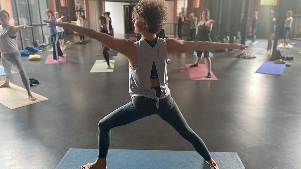 Yoga in der Kirche: Auf den ersten Blick vielleicht ungewohnt, aber das passt ganz gut zusammen, sagt Pastorin Nina Schumann