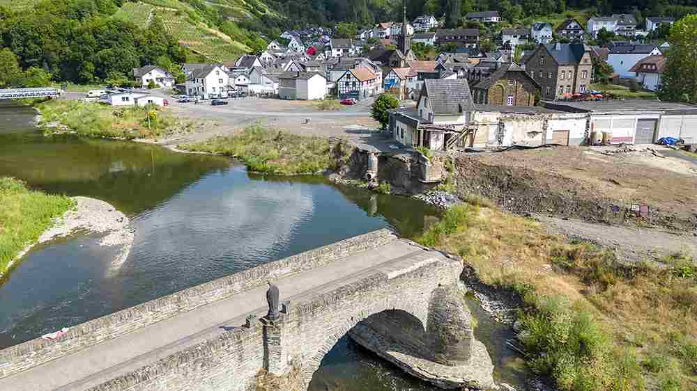 Die Flut vor zwei Jahren hat nicht nur viele Häuser zerstört. Auch zahlreiche Brücken im Ahrtal stehen nicht mehr oder nur zum Teil