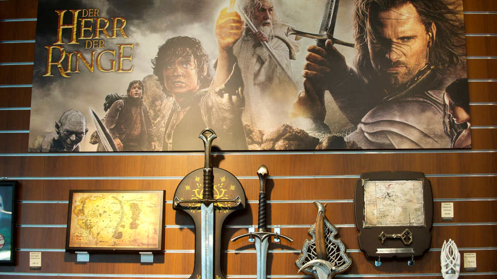 ücher, Plakate, Kleidung, Waffen und Accesoires zu den Büchern "Herr der Ringe" und "Der Hobbit" am 14.07.2014 im ElbenwaldStore in Berlin