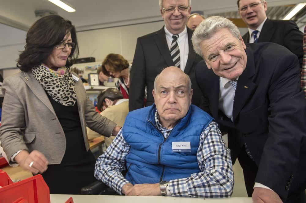Der damalige Bundespräsident Joachim Gauck zu Besuch in einer Werkstatt für behinderte Menschen in Bielefeld