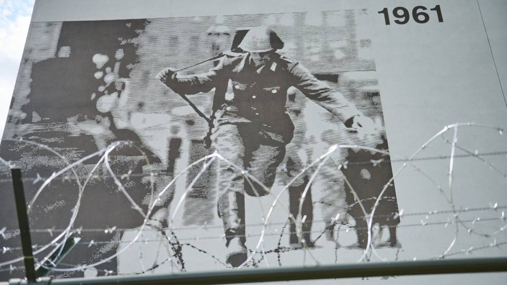 Der ikonische „Sprung" eines DDR-Grenzpolizisten wurde an der Bernauer Straße auf die Hauswand gemalt