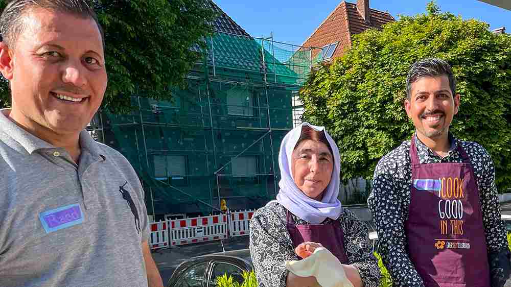 Raed Khaleel Jadaan, Bruder Rezan (34) und Mutter Kojar Faris Lawend (v. l.) bereiten Fladenbrote zu. Alle drei nehmen regelmäßig an dem Projekt „Über den Tellerrand“ teil.