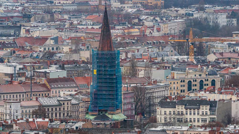 Eingerüsteter Turm der Emmaus-Kirche in Berlin-Kreuzberg