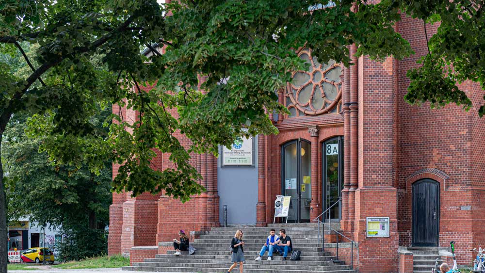 Eingang der Emmaus-Kirche Berlin-Kreuzberg 