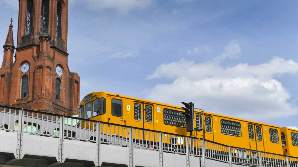 Emmaus-Kirche in Berlin-Kreuzberg an der U-Bahn-Trasse