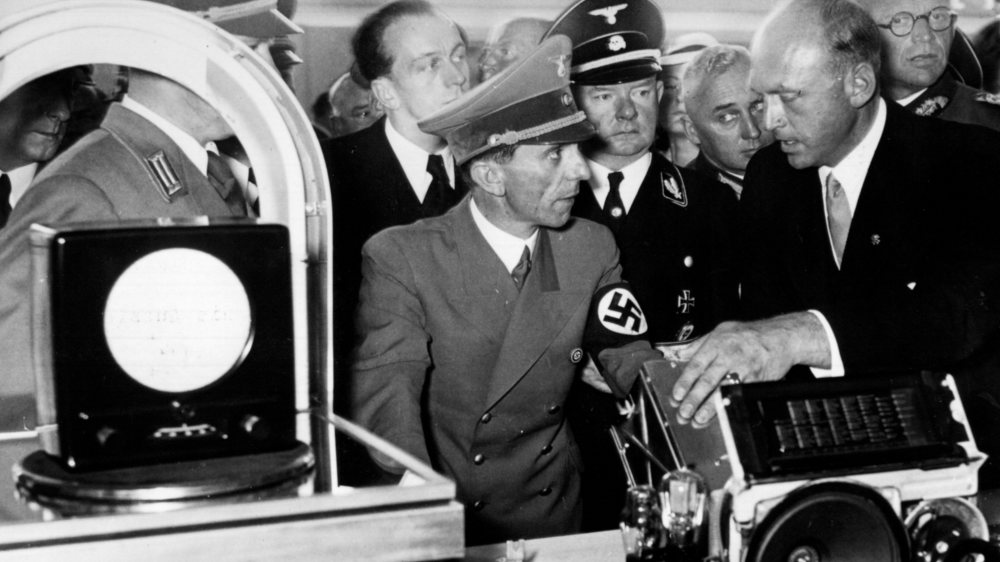 Reichspropagandaminister Joseph Goebbels 1939 auf der Funkausstellung in Berlin vor einem Volksempfänger
