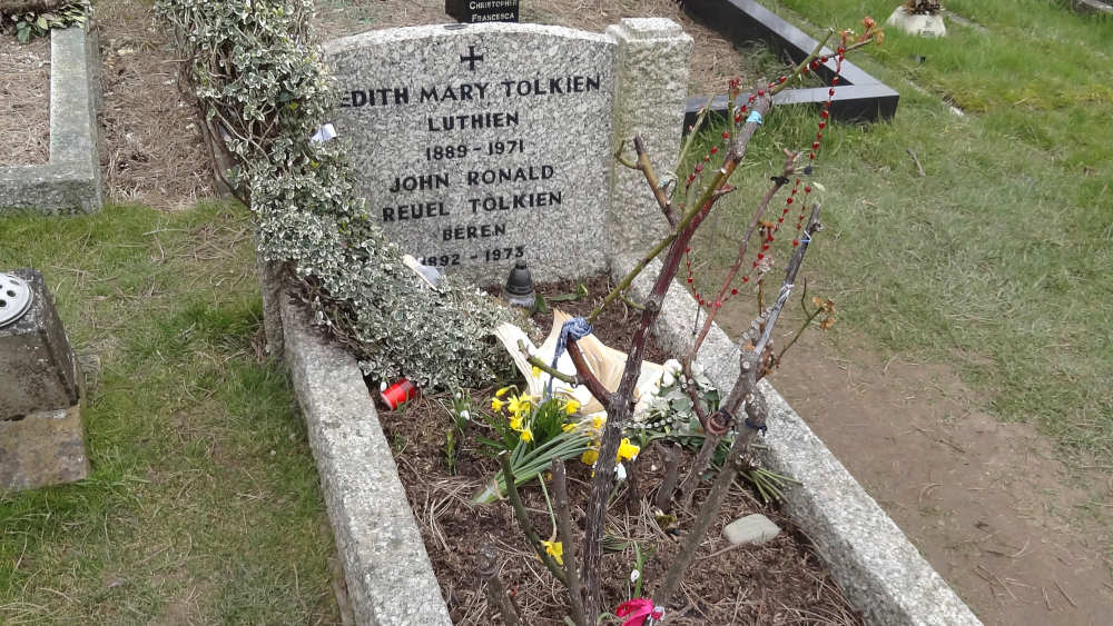 Das Grab des Autors von "Herr der Ringe", J.R.R. Tolkien und seiner Frau auf dem katholischen Teil des Friedhofs im Norden von Oxford