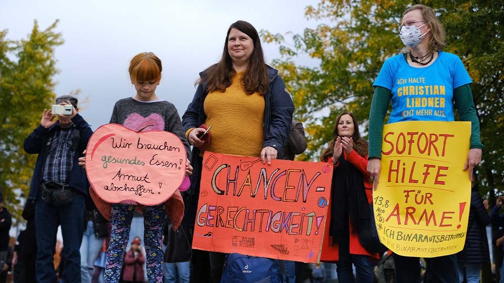 Armut, besonders Kinderarmut steigt in Deutschland. Die Initiative #ichbinArmutsbetroffen protestiert dagegen - wie hier in Berlin