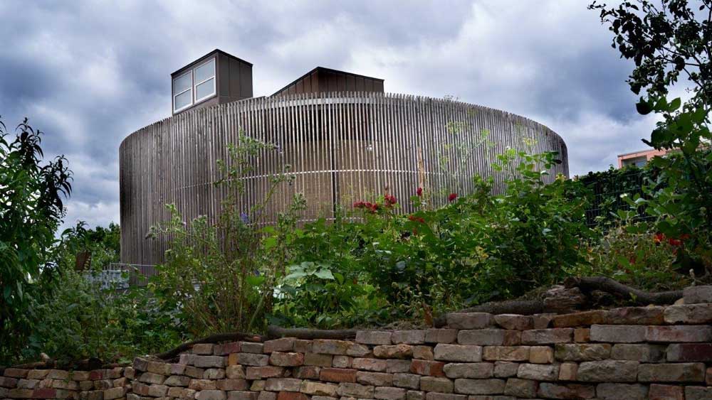 Kapelle der Versöhnung vom Garten NiemandsLand gesehen
