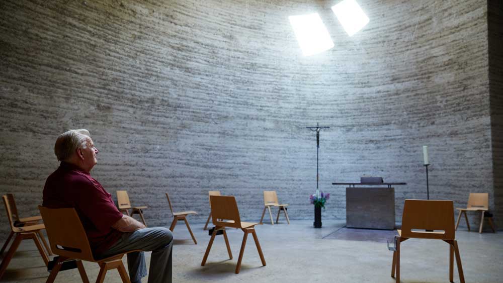 Stille Andacht in der Kapelle der Versöhnung in Berlin auf dem ehemaligen Grenzstreifen