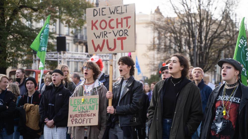 Wütende Teilnehmer einer Fridays for Future Demo gegen das bayerische Klimaschutzgesetz 