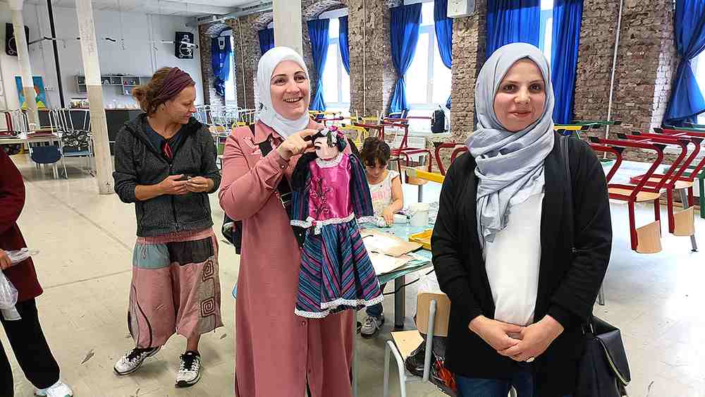 Die Marionetten bekommen Gesichter und Gewänder aus den Heimatländern der geflüchteten Frauen