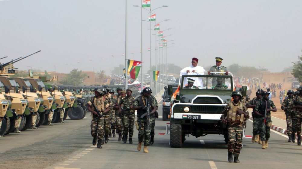 Militärparade in Niger mit dem damaligen Präsidenten Mahamadou Issoufou (2019)