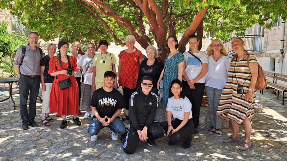 Gruppenbild mit drei Abiturient*innen von der Schule Talitha Kumi