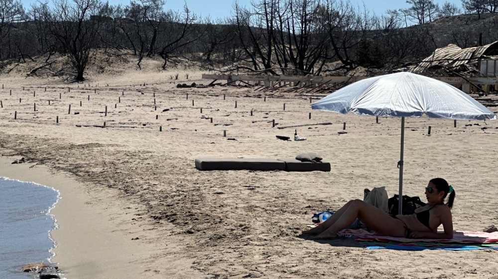 Vom Feuer gezeichnet: Ein Strand in der Nähe der Stadt Asklipio auf der Insel Rhodos