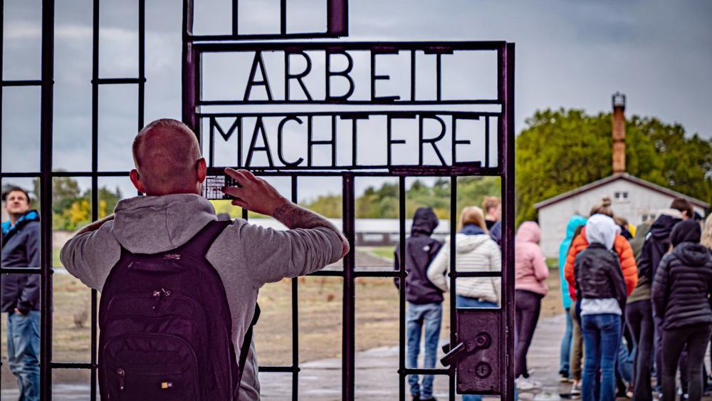 Künftig sollen Schulkinder im Saarland verpflichtende Besuche in Gedenkstätten zur NS-Zeit absolvieren