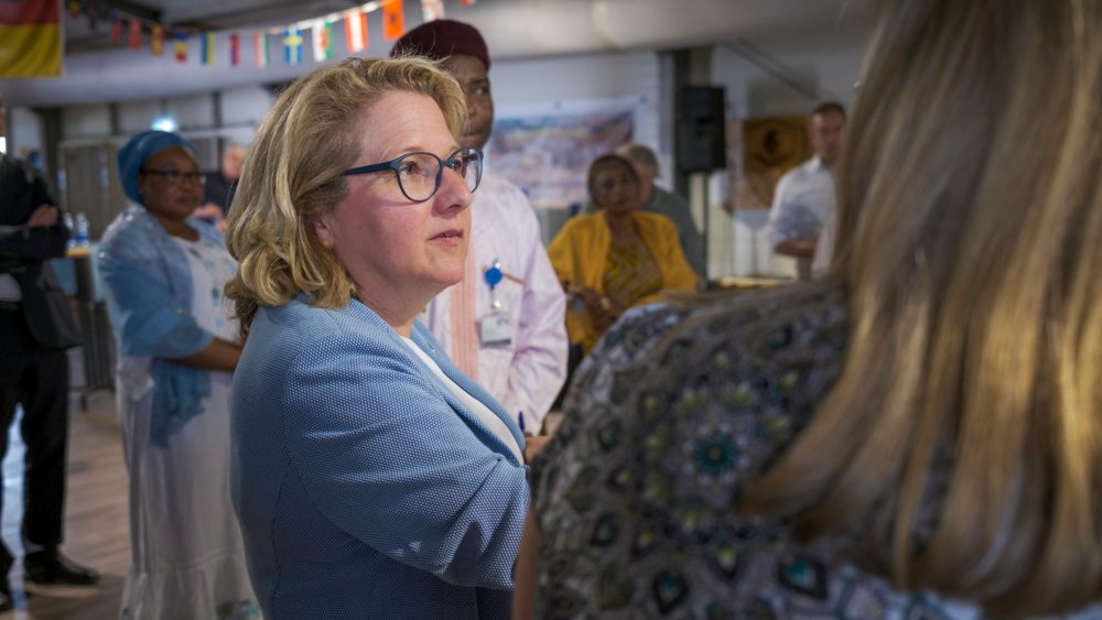 Entwicklungsministerin Svenja Schulze im Gespräch mit regionalen Politikern in Nigers Hauptstadt Niamey (Archivbild)