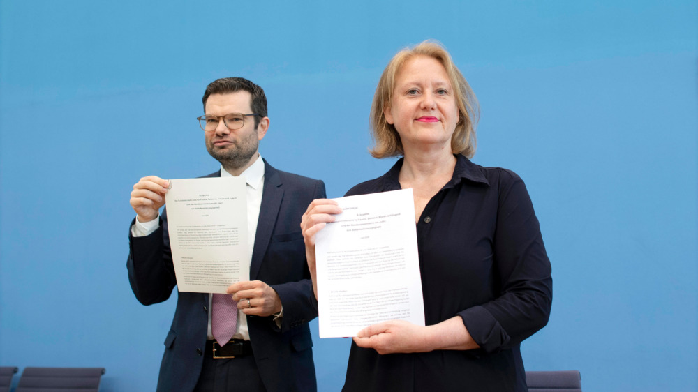 Die Minister Paus (rechts) und Buschmann bei der Vorstellung des Eckpunktepapiers zum Selbstbestimmungsgesetz