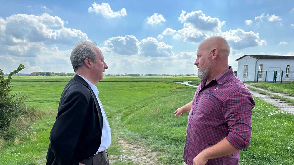 Bischof Stäblein im Gespräch mit einem Landwirt