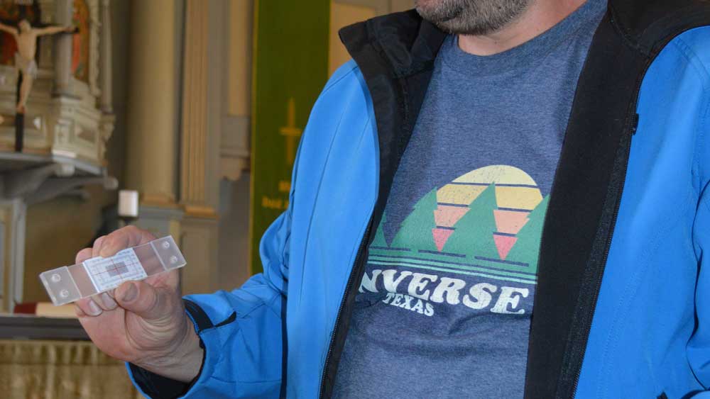 Matthias Mucha, GKR-Mitglied in Tauer mit Messgerät